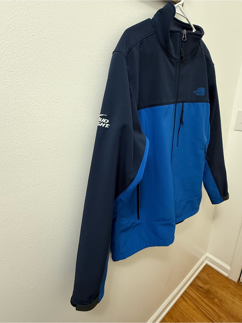 The North Face Men’s Two-Tone Blue Softshell Jacket Bud light men’s large - Picture 8 of 12